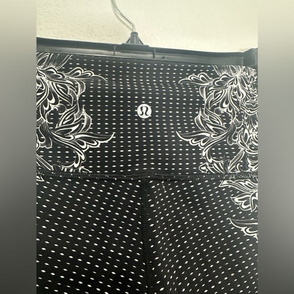 Lululemon black and white Floral print down side legs size 6 - Picture 3 of 8
